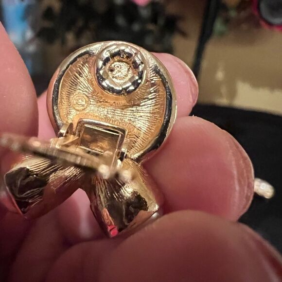 VINTAGE Swan Signed Swarovski Earrings Clip On Crystals - Picture 5 of 7